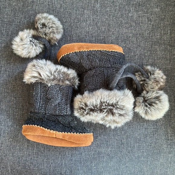 Restoration Hardware Other - Baby & Child Restoration Hardware knit & faux fur booties size 1-3